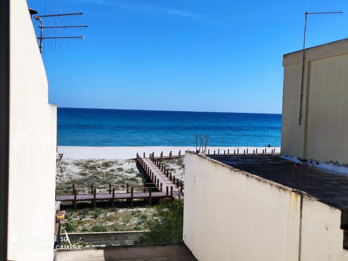 Corona'S Apartment- Fronte Spiaggia Ла-Калетта Экстерьер фото